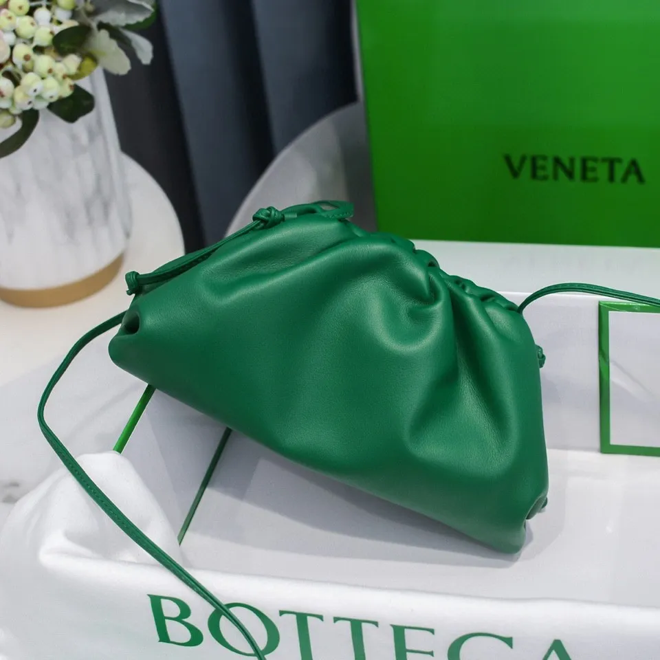 Batch 1120 Bottega Veneta cloud bag ☁️POUCH series, original plain calfskin, super low-key and attractive, soft and casual, major internet celebrity bloggers are crazy about calling it fashionable and classy, ​​lazy and intellectual, small size: 23*13*8 (small cloud plain) racing green